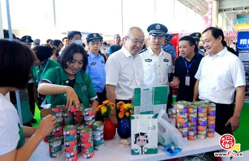 濟南市成功舉辦2024文明養(yǎng)犬社會化治理工作先進表彰會 暨海看愛寵2024中國（濟南）首屆寵物健康產(chǎn)業(yè)博覽會(圖3)